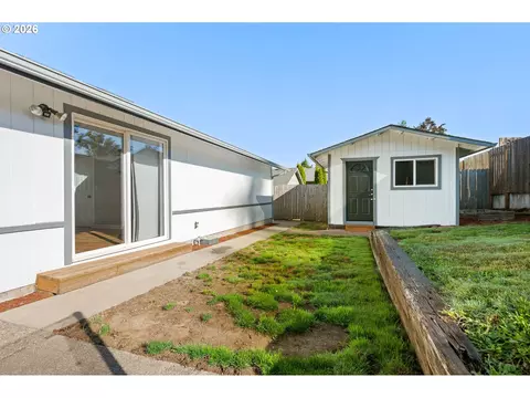 Exterior - 421 S 70th Pl, Springfield, OR 97478 photo 6 of 12