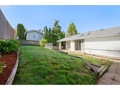 Exterior - 421 S 70th Pl, Springfield, OR 97478 photo 7 of 12