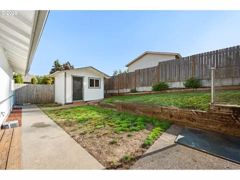 Exterior - 421 S 70th Pl, Springfield, OR 97478 photo 5 of 12