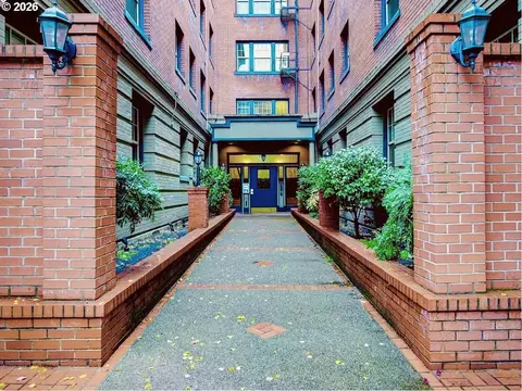 2109 NW Irving St #101, Portland, OR 97210