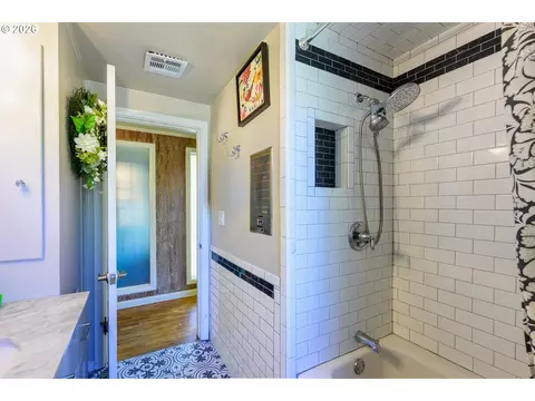 Bath - 783 Howard Ave, Eugene, OR 97404 photo 2 of 6