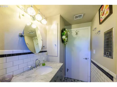 Bath - 783 Howard Ave, Eugene, OR 97404 photo 3 of 6