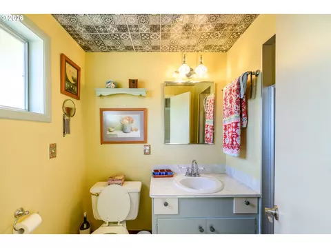 Bath - 783 Howard Ave, Eugene, OR 97404 photo 5 of 6