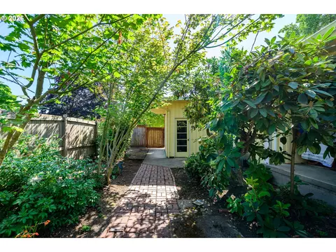 Exterior - 783 Howard Ave, Eugene, OR 97404 photo 4 of 9