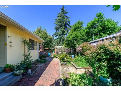 Exterior - 783 Howard Ave, Eugene, OR 97404 photo 6 of 9