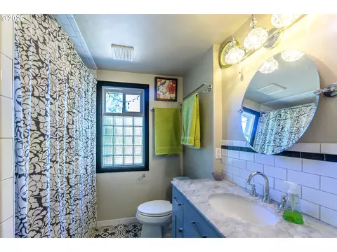 Bath - 783 Howard Ave, Eugene, OR 97404 photo 4 of 6