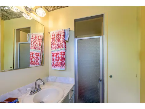 Bath - 783 Howard Ave, Eugene, OR 97404 photo 6 of 6