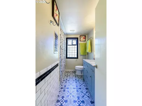 Bath - 783 Howard Ave, Eugene, OR 97404 photo 1 of 6