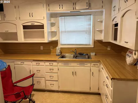 Kitchen - 1281 Hwy 99n, Eugene, OR 97402 photo 1 of 1