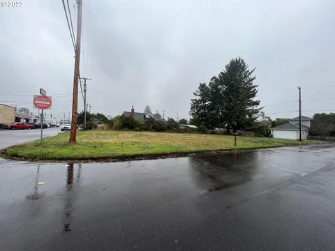 Maple St, Florence, OR 97439