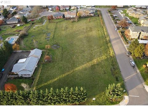 151 Pear Ln, Sutherlin, OR 97479