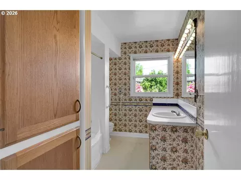 Bath - 3095 Dapple Way, Eugene, OR 97401 photo 3 of 4