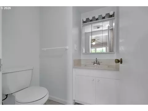 Bath - 3095 Dapple Way, Eugene, OR 97401 photo 2 of 4