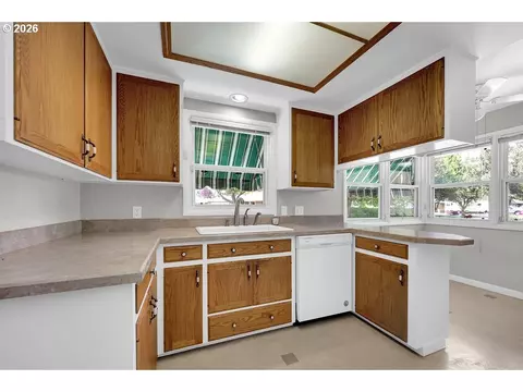 Kitchen - 3095 Dapple Way, Eugene, OR 97401 photo 2 of 7