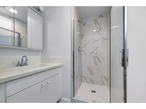 Bath - 3095 Dapple Way, Eugene, OR 97401 photo 1 of 4