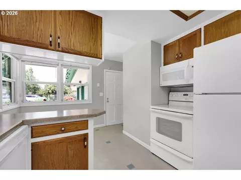 Kitchen - 3095 Dapple Way, Eugene, OR 97401 photo 3 of 7