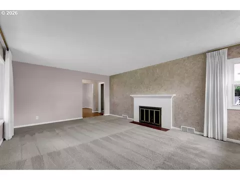 Living - 3095 Dapple Way, Eugene, OR 97401 photo 3 of 6