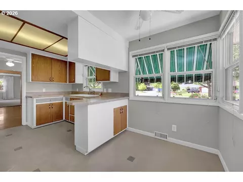 Kitchen - 3095 Dapple Way, Eugene, OR 97401 photo 6 of 7