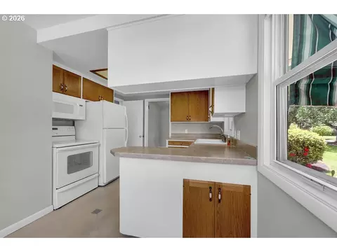 Kitchen - 3095 Dapple Way, Eugene, OR 97401 photo 5 of 7