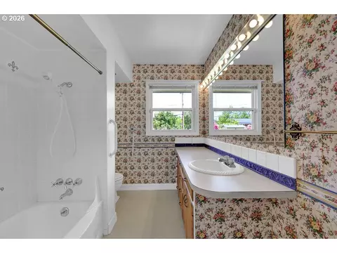 Bath - 3095 Dapple Way, Eugene, OR 97401 photo 4 of 4