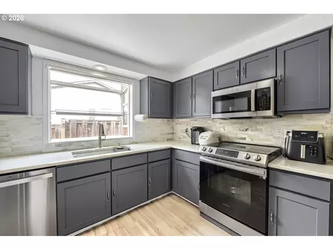 Kitchen - 429 SW Birdsdale Dr, Gresham, OR 97080 photo 2 of 3