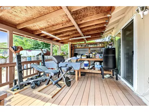 Exterior - 429 SW Birdsdale Dr, Gresham, OR 97080 photo 5 of 8