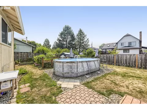Exterior - 429 SW Birdsdale Dr, Gresham, OR 97080 photo 4 of 8