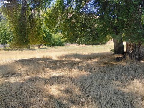 Irvine St, The Dalles, OR 97058