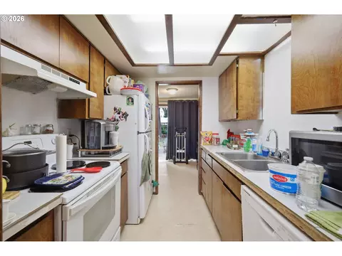 Kitchen - 1675 N Danebo Ave, Eugene, OR 97402 photo 5 of 5