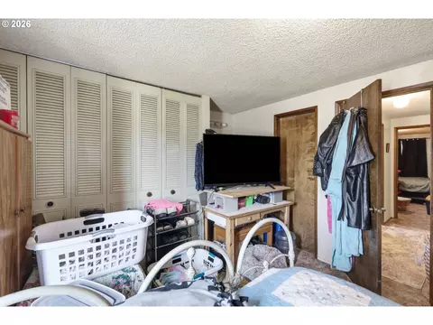 Bedroom - 1675 N Danebo Ave, Eugene, OR 97402 photo 3 of 6
