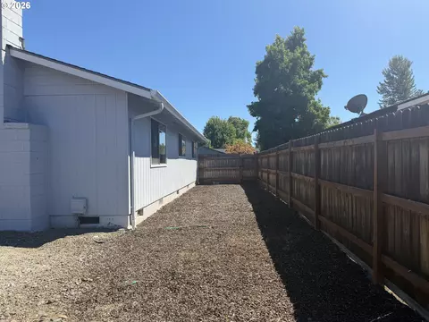 Exterior - 4478 Hilton Dr, Eugene, OR 97402 photo 10 of 17