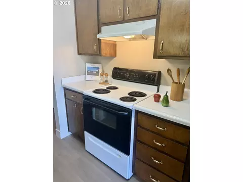 Kitchen - 4478 Hilton Dr, Eugene, OR 97402 photo 2 of 3