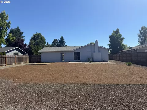 Exterior - 4478 Hilton Dr, Eugene, OR 97402 photo 7 of 17