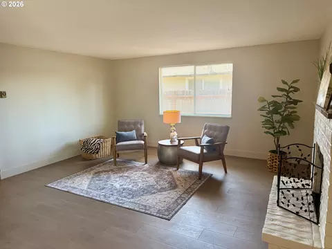 Living - 4478 Hilton Dr, Eugene, OR 97402 photo 3 of 6