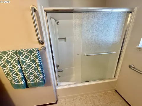 Bath - 4478 Hilton Dr, Eugene, OR 97402 photo 4 of 4