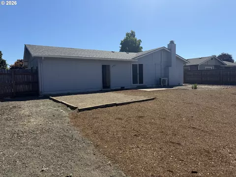 Exterior - 4478 Hilton Dr, Eugene, OR 97402 photo 5 of 17