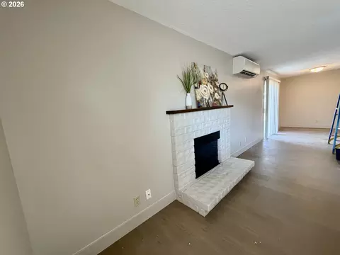 Living - 4478 Hilton Dr, Eugene, OR 97402 photo 1 of 6