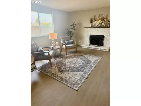 Living - 4478 Hilton Dr, Eugene, OR 97402 photo 5 of 6