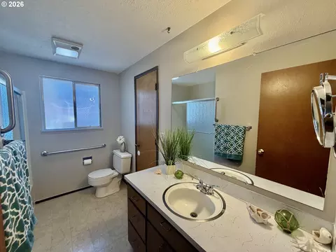 Bath - 4478 Hilton Dr, Eugene, OR 97402 photo 1 of 4
