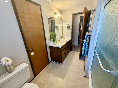 Bath - 4478 Hilton Dr, Eugene, OR 97402 photo 3 of 4