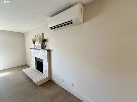 Living - 4478 Hilton Dr, Eugene, OR 97402 photo 2 of 6