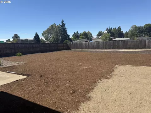 Exterior - 4478 Hilton Dr, Eugene, OR 97402 photo 11 of 17