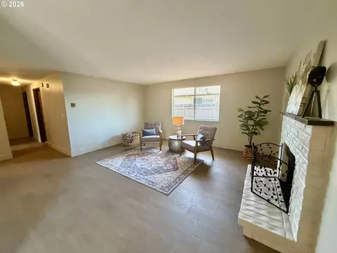 Living - 4478 Hilton Dr, Eugene, OR 97402 photo 4 of 6