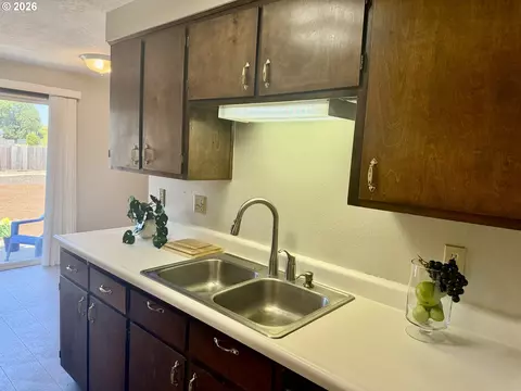 Kitchen - 4478 Hilton Dr, Eugene, OR 97402 photo 3 of 3