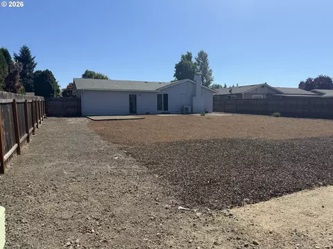 Exterior - 4478 Hilton Dr, Eugene, OR 97402 photo 6 of 17