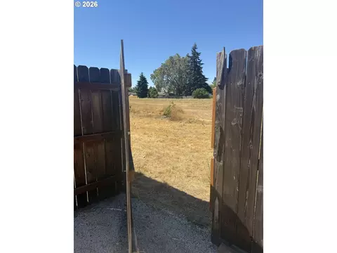 Exterior - 4478 Hilton Dr, Eugene, OR 97402 photo 12 of 17