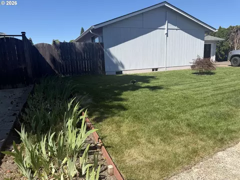 Exterior - 4478 Hilton Dr, Eugene, OR 97402 photo 2 of 17