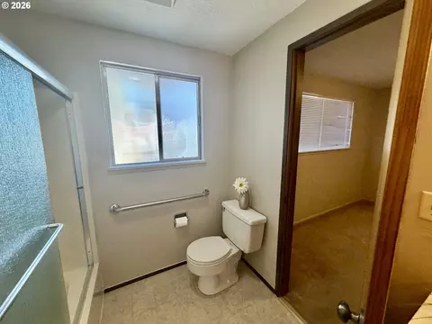 Bath - 4478 Hilton Dr, Eugene, OR 97402 photo 2 of 4