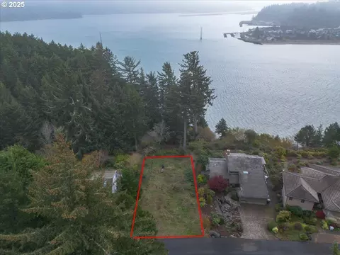 729 NW Highland Dr, Waldport, OR 97394