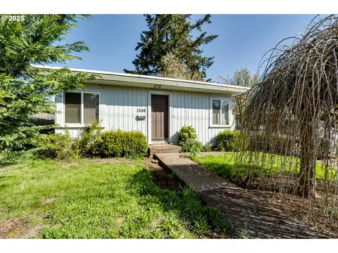 1248 E Madison Ave, Cottage Grove, OR 97424